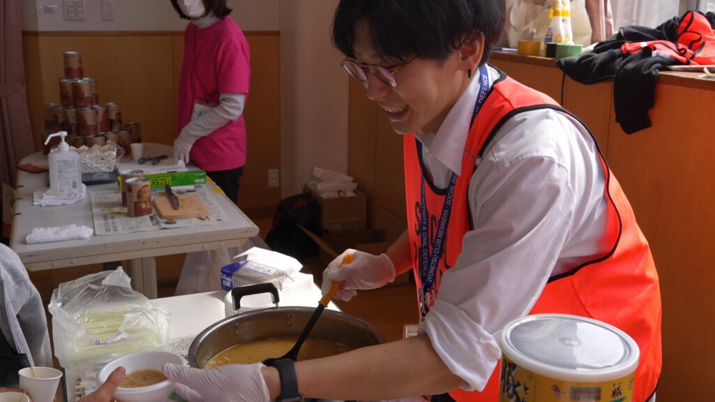 食事を提供する様子