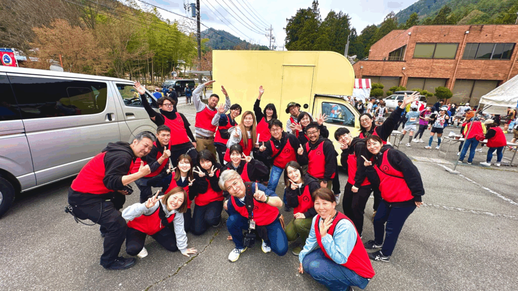 情熱キッチンカーの前で集合写真