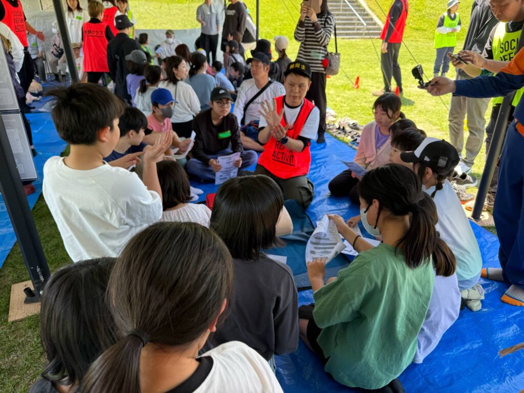 子どもたちへの救命講習の様子