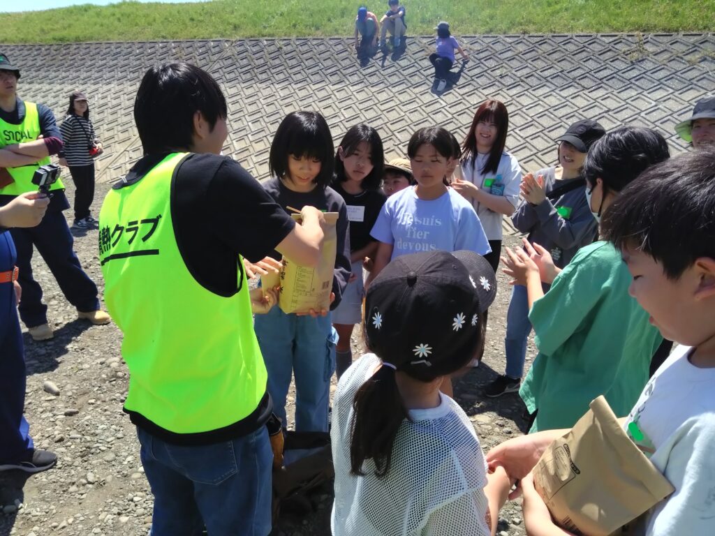 火起こし大会の賞品授与