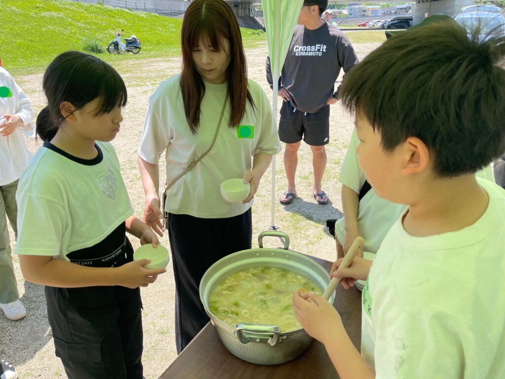 炊出しを配っている様子