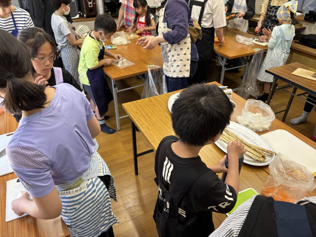 子どもたちによる調理の様子