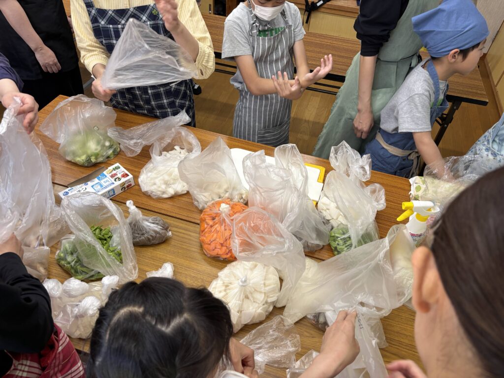 炊出し野菜調理の様子