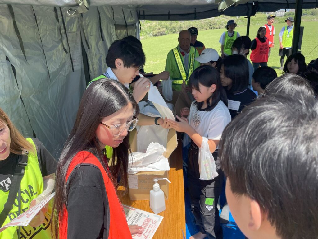 防災ホイッスル配布の様子