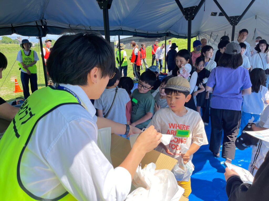 防災ホイッスルを配る様子