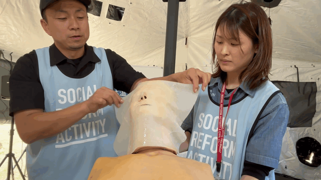 顔面にシートを使用する様子