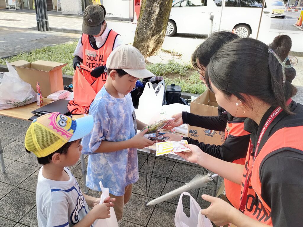 お菓子とファミチキを配布