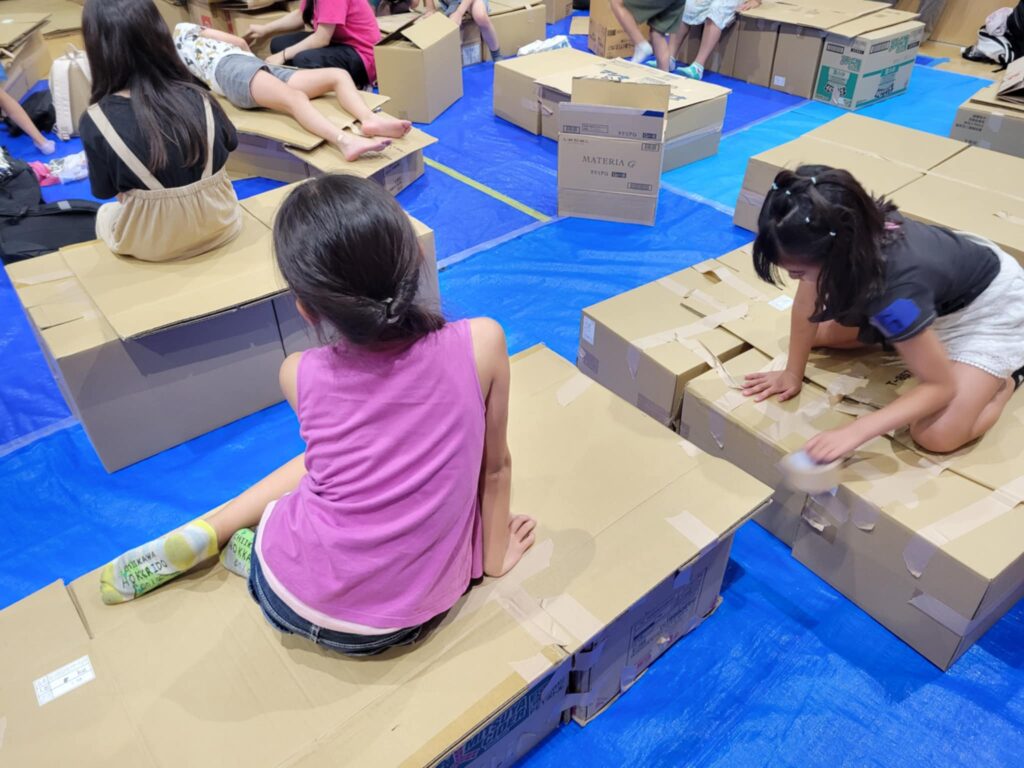 段ボールでベッドを作る体験