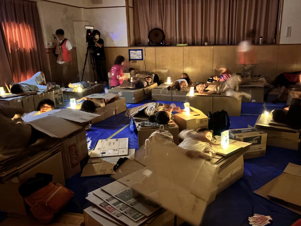 段ボールベッドで寝てみる