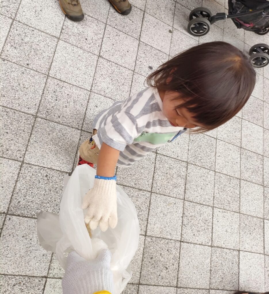 ごみ拾いの様子