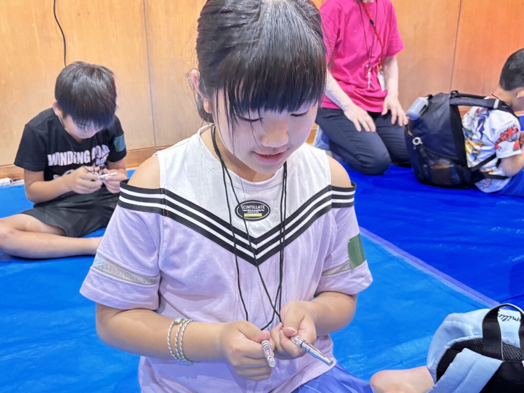 防災笛を吹く体験