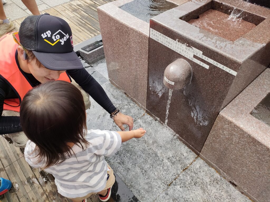 湧き水に触れる