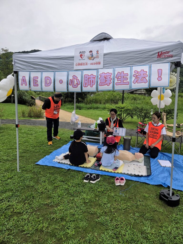 子どもたちへ心肺蘇生法の講習中