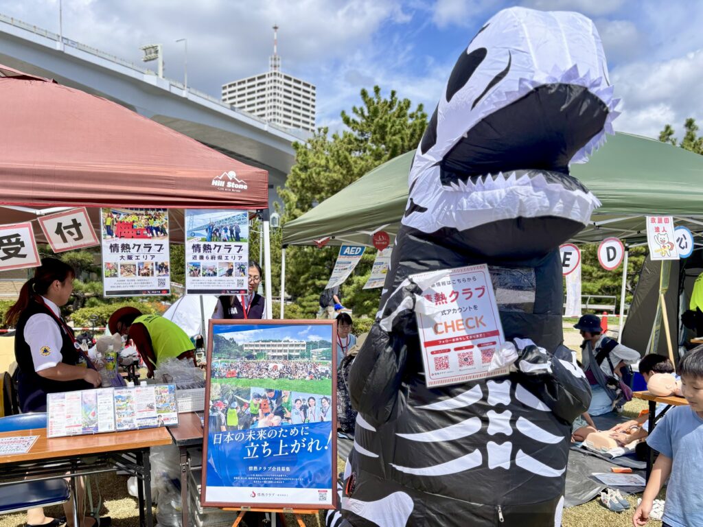 ティラノサウルスでお客さん呼び込み中