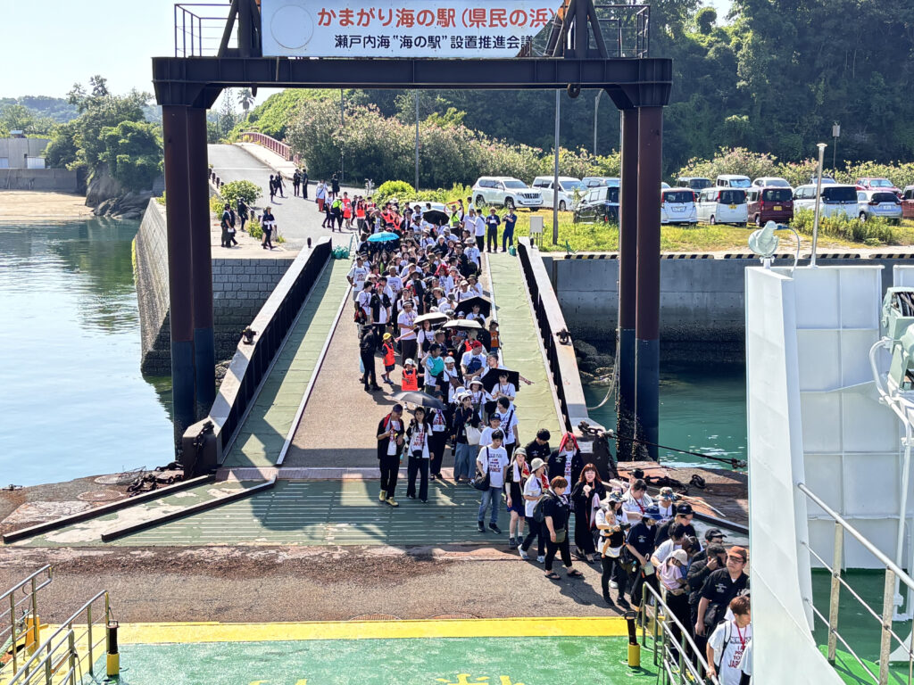 貸切フェリーで宮島へ出発