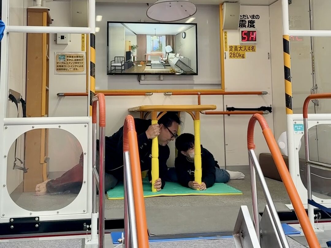 起震車体験中の親子