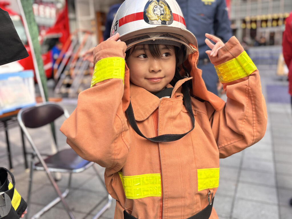 消防隊なりきり体験の様子