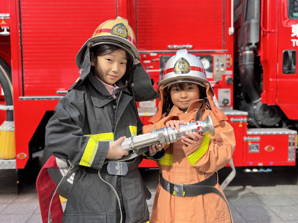消防隊なりきり体験の様子