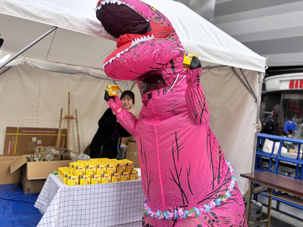 レース参加賞とティラノさん