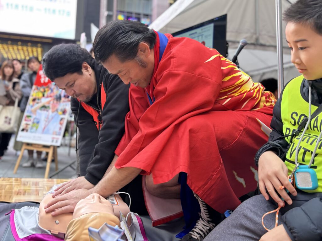 アントキの猪木さんと関さんで心肺蘇生の実演