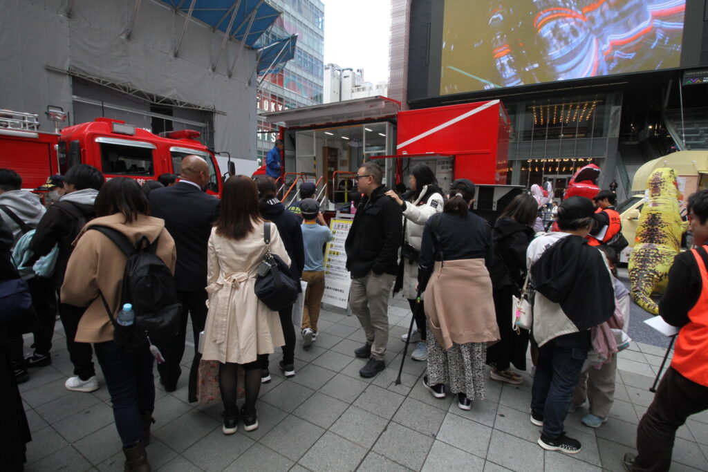 起震車体験に並ぶみなさん