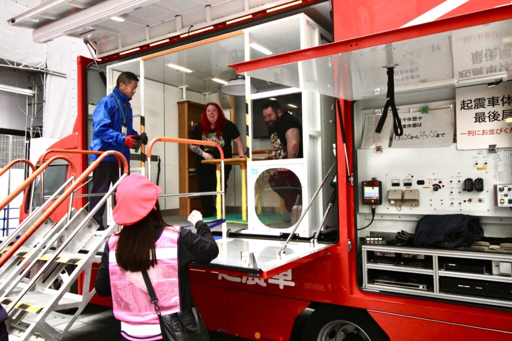 起震車体験を終えた海外の方