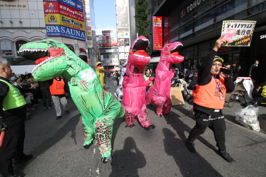 ティラノサウルス行進中