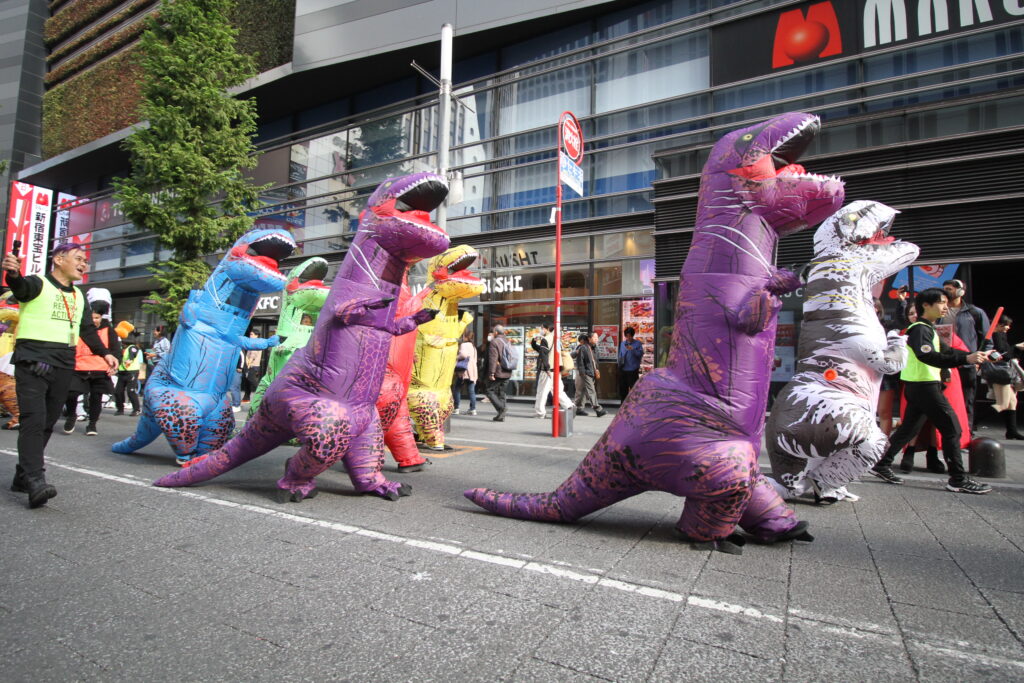 ティラノサウルス行進中