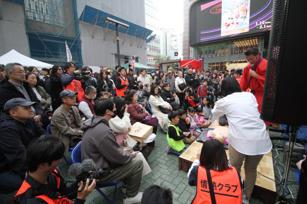 救命講習を見学する大勢のお客さん