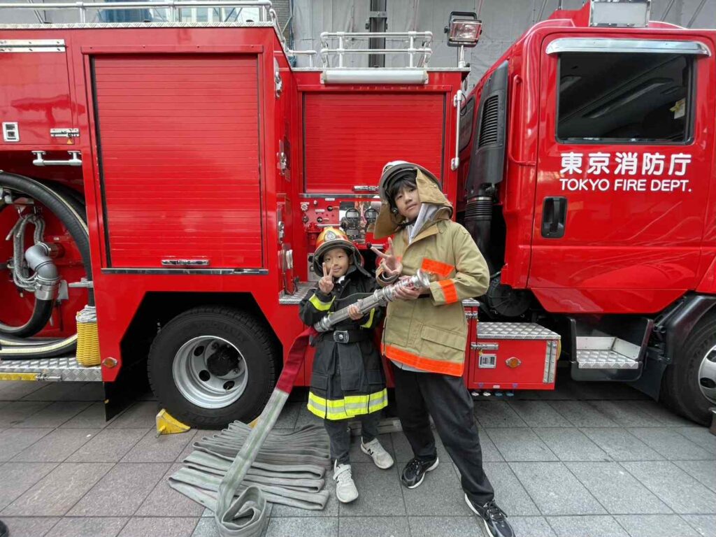 消防隊なりきり体験の様子