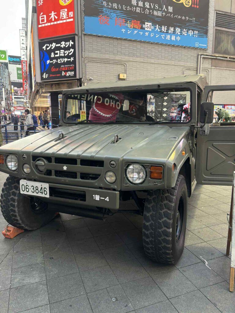 高機動車にティラノさん乗ってます