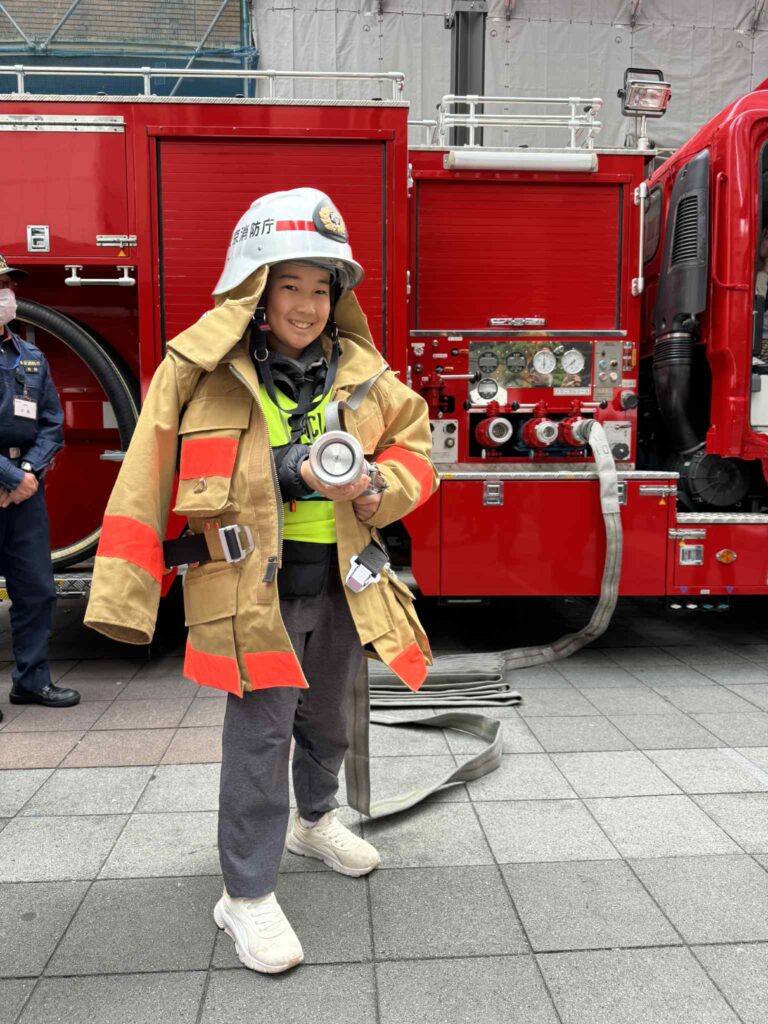 消防隊なりきり体験の様子