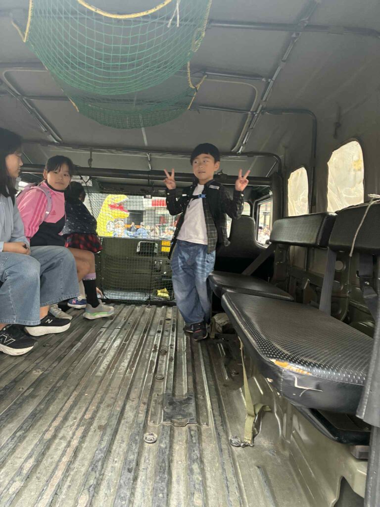 高機動車の荷台でポーズ