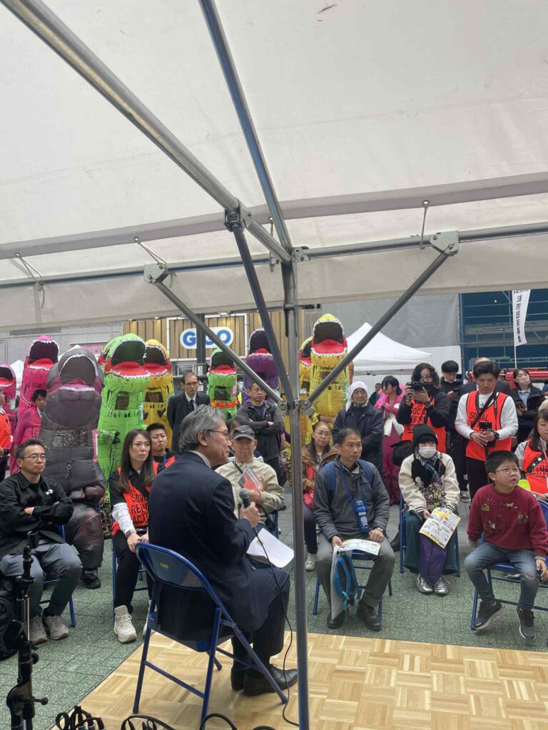 レース直前のティラノさんも真剣に聴いています