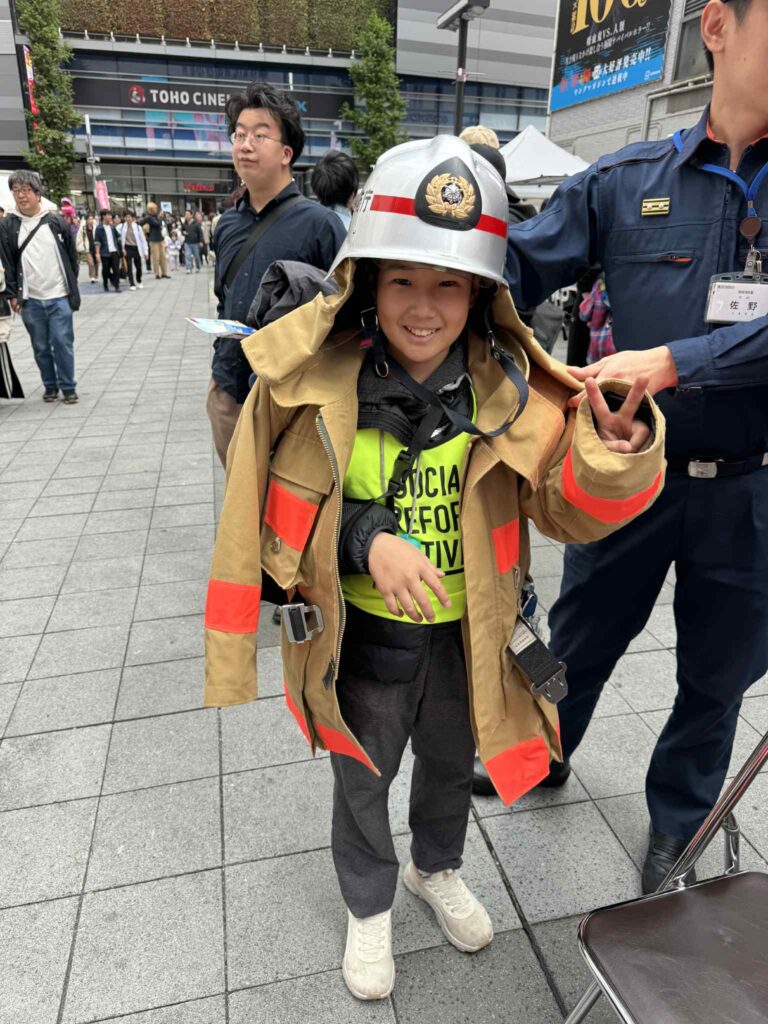 消防隊なりきり体験の様子