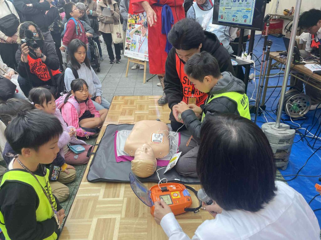 関さんからお子さんにAEDの使い方をレクチャー