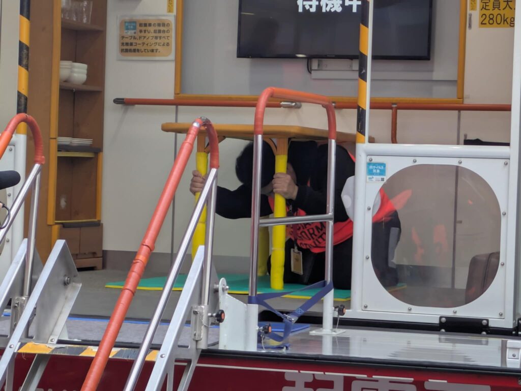 起震車体験中の関さん