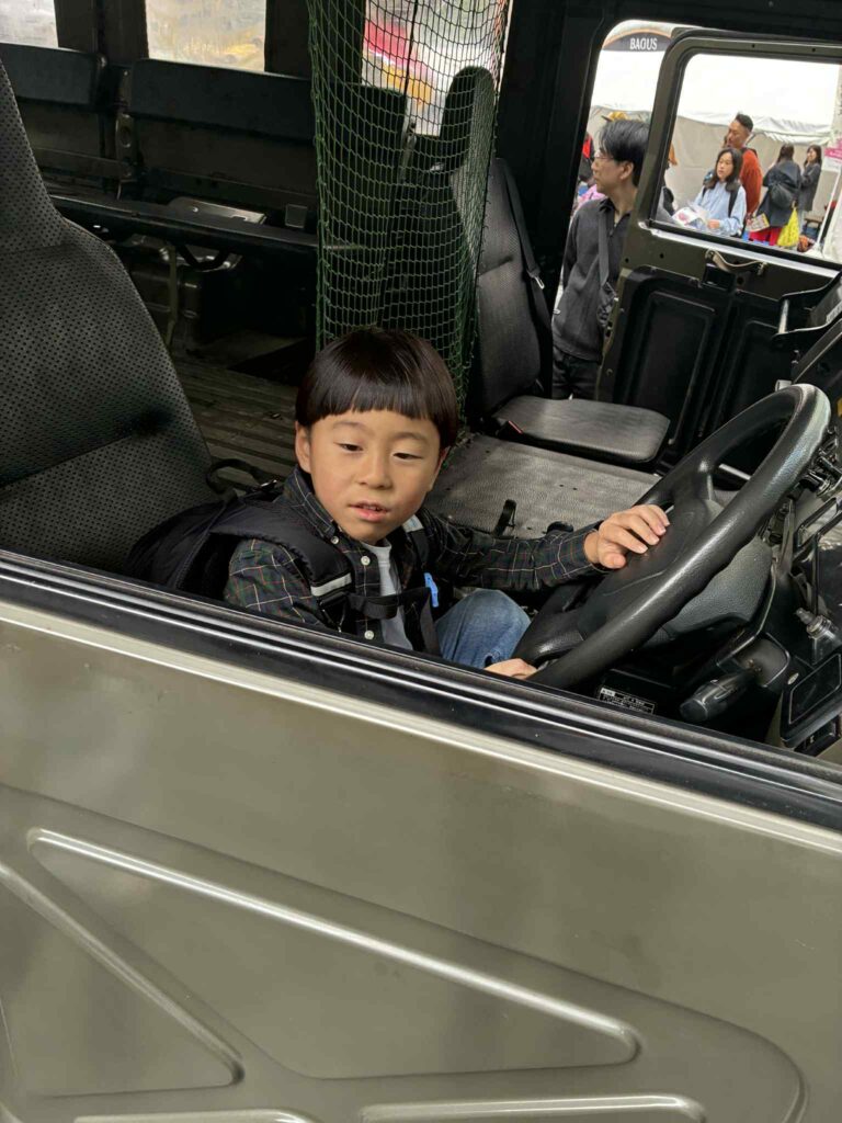 高機動車にお子さん試乗中