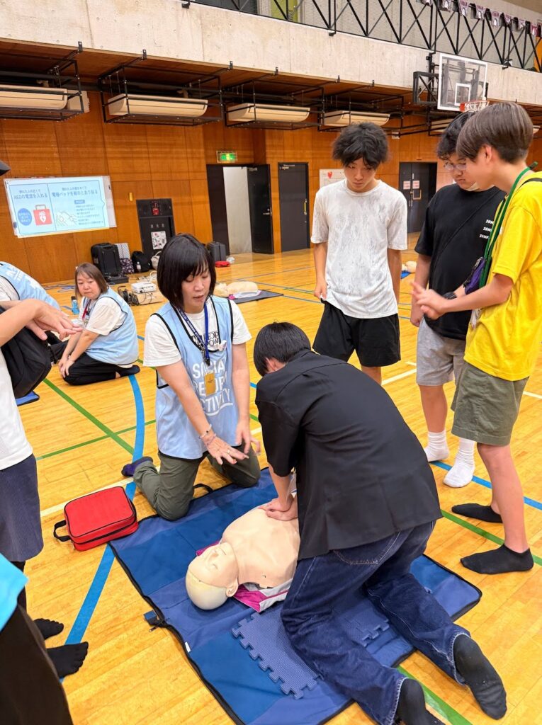 参加者の方の心臓マッサージ実演