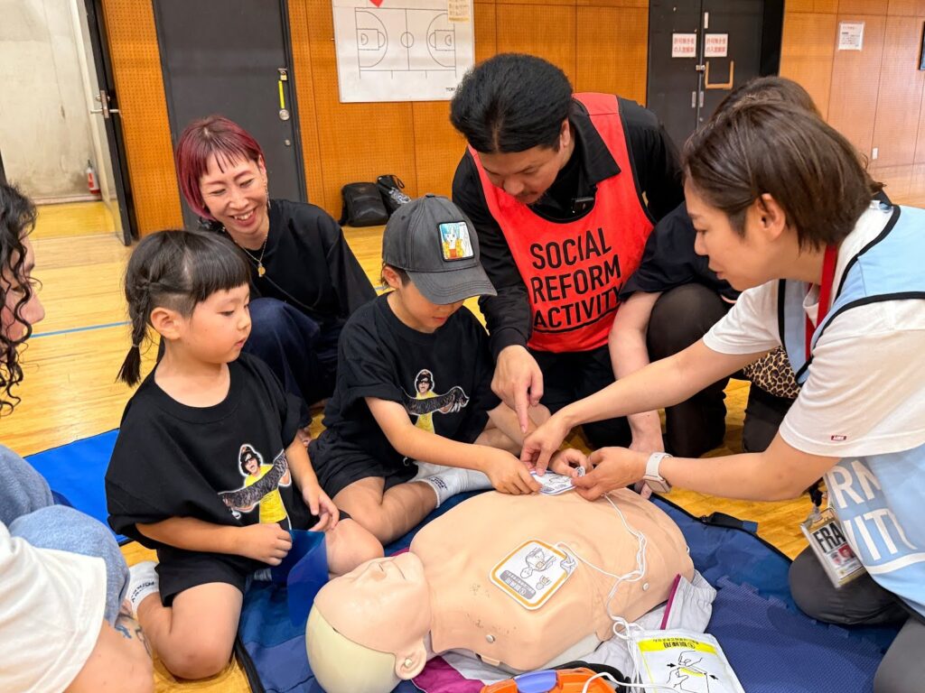 子どもたちもAEDの使い方を勉強中