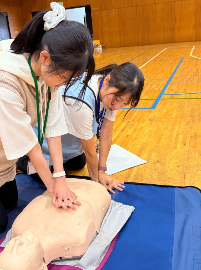 参加者の方の心臓マッサージ実演