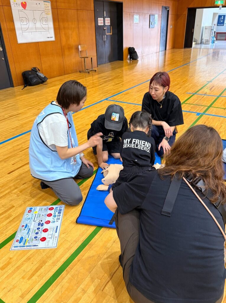 子どもたちも心臓マッサージを訓練中