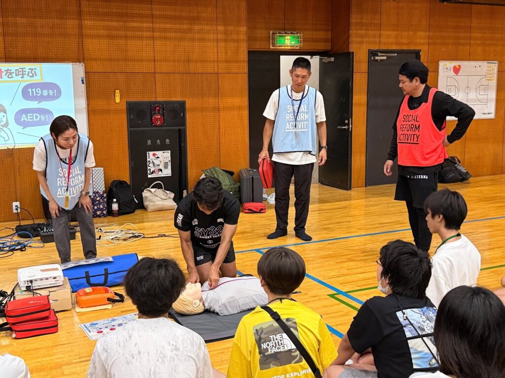 佐藤寿人さんも救命訓練を実演