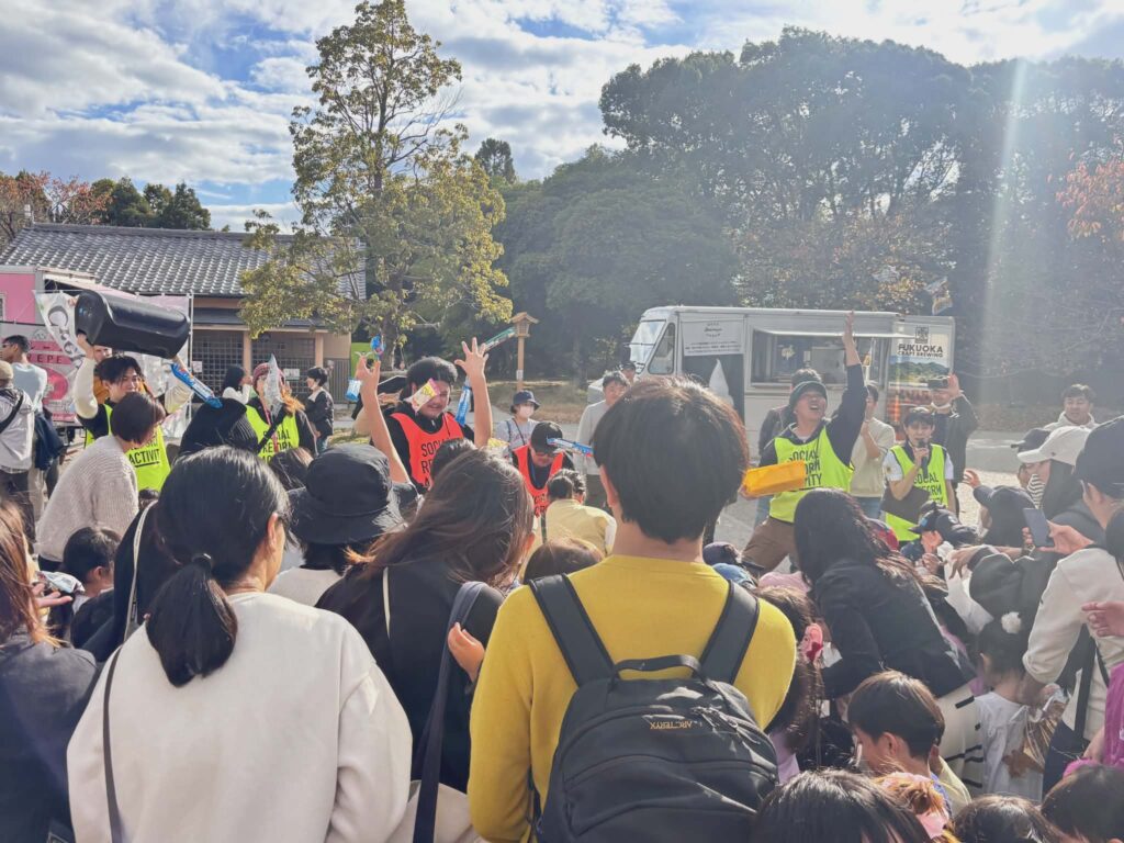 お菓子まきの様子