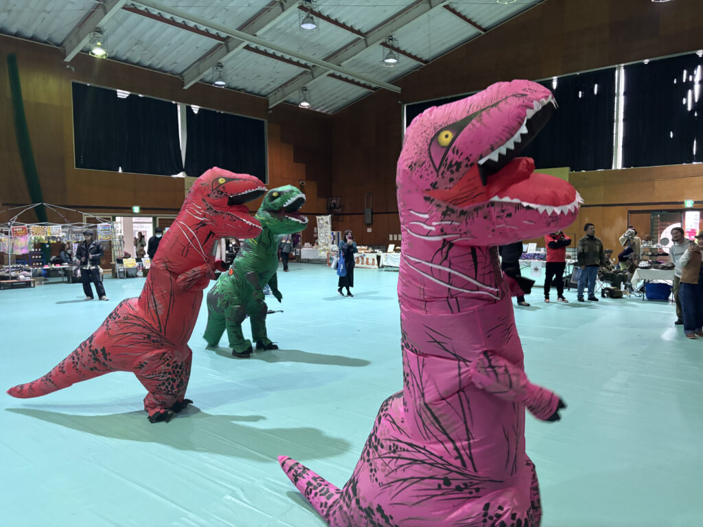 ティラノサウルスも盛り上げ中