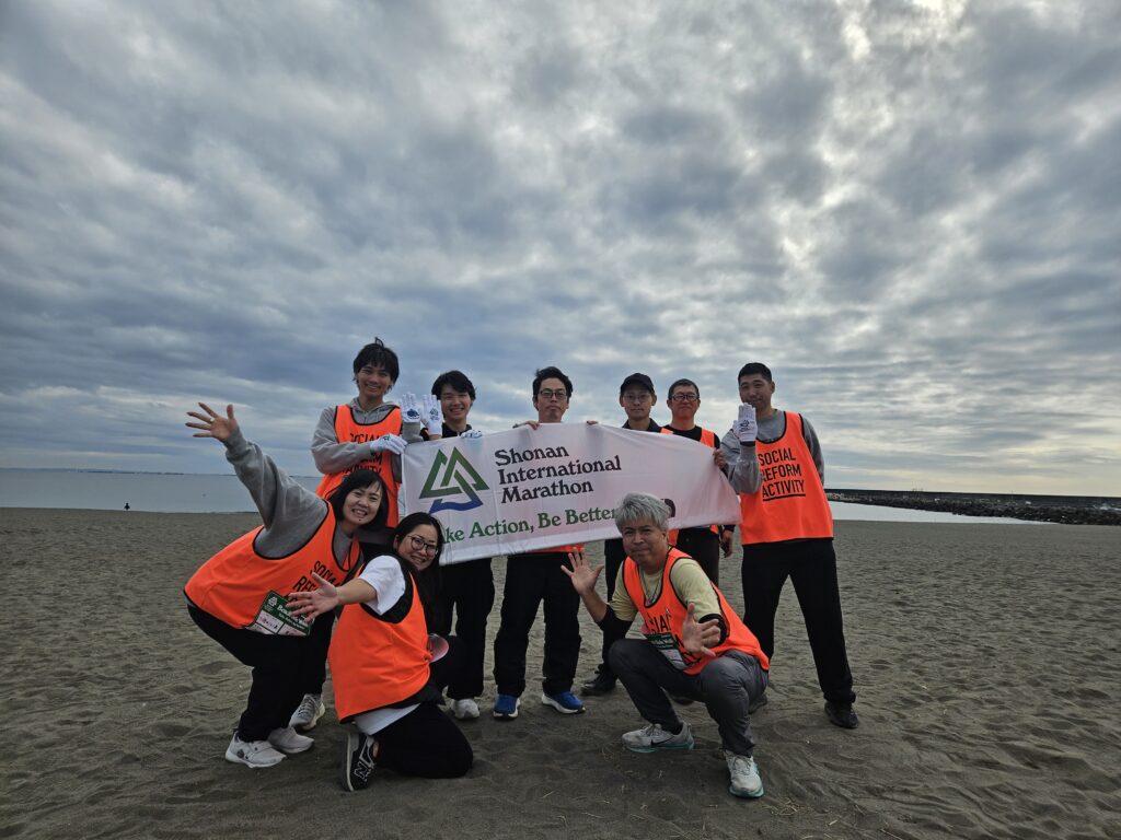 ビーチで集合写真