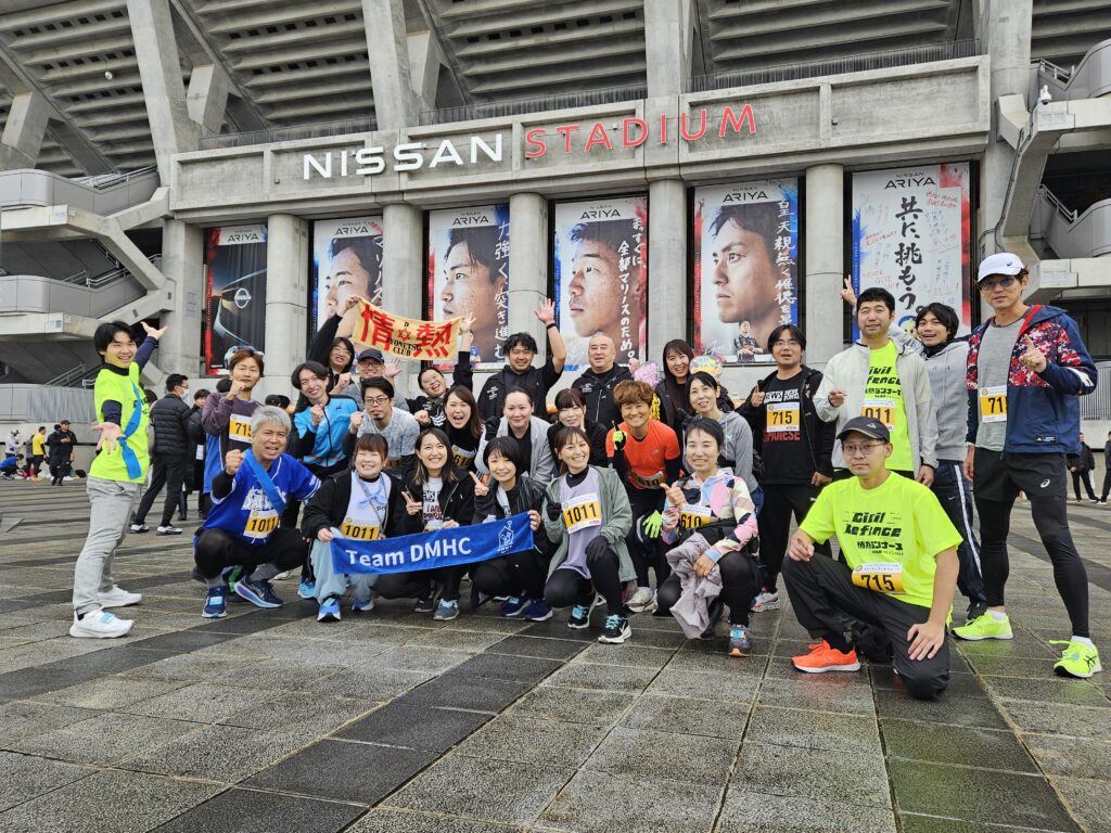 スタジアムの前で集合写真