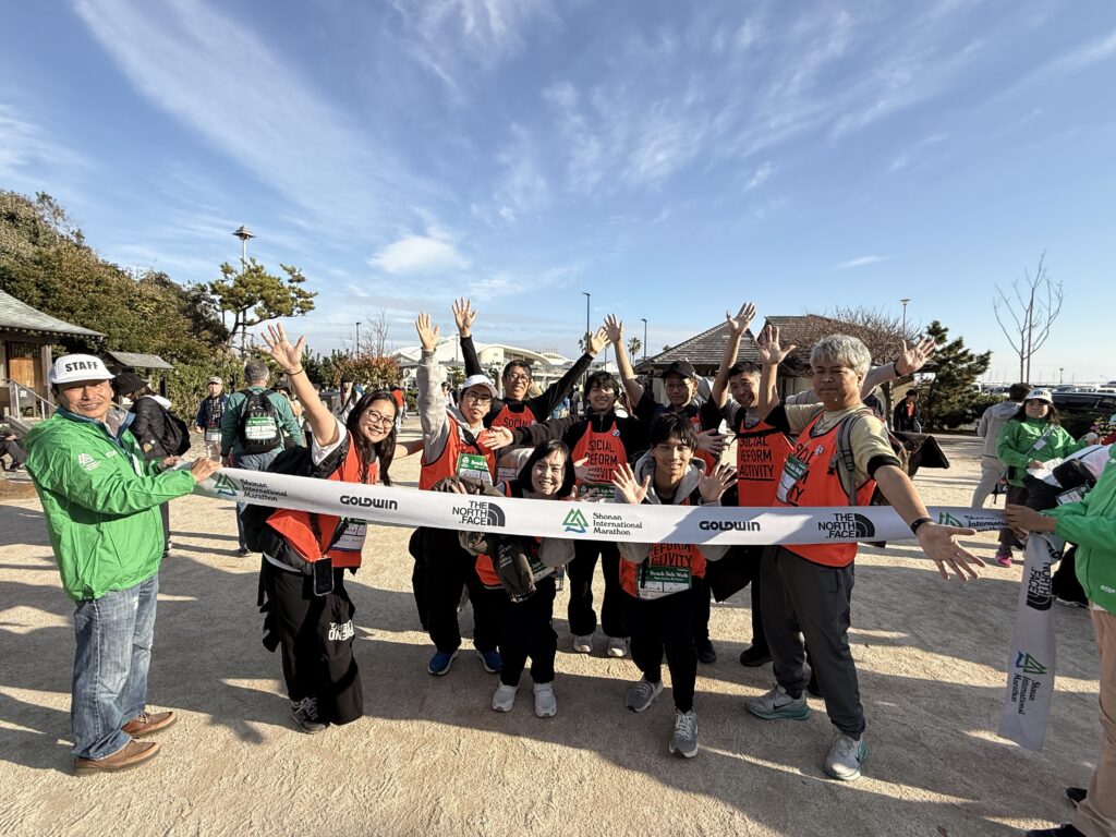 ゴールテープ前で集合写真