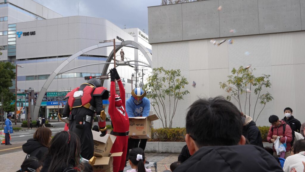 お菓子まきの様子