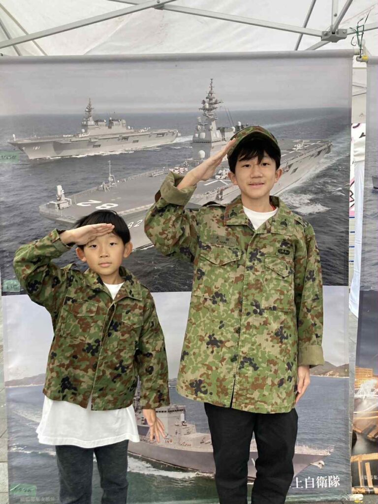 自衛隊ブースの子どもたち